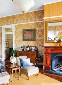 COUNTRY HOME IN TOWN