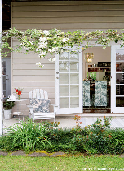 COUNTRY HOME IN TOWN