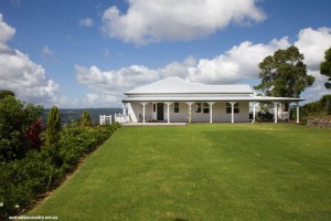 QUEENSLANDER IN THE HILLS