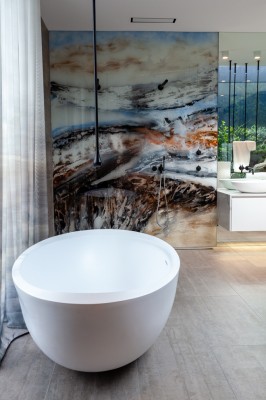 Canberra lakeside house bathroom
