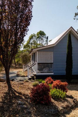 Diamondvale Cottage main cottage side view