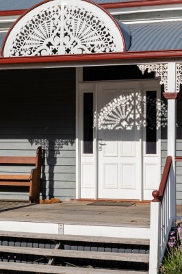 Diamondvale Cottage stay front verandah